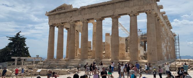 Un groupe scolaire accompagné de leur guide devant le Parthénon, lors d'un voyage éducatif organisé par THALYSSEA, explorant l'histoire et la culture de la Grèce antique.